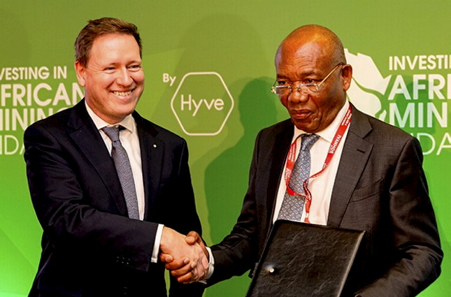 De Beers shows Al Cook, CEO, De Beers Group (left) and Ganga Junior, CEO of Endiama signing the MoU.
