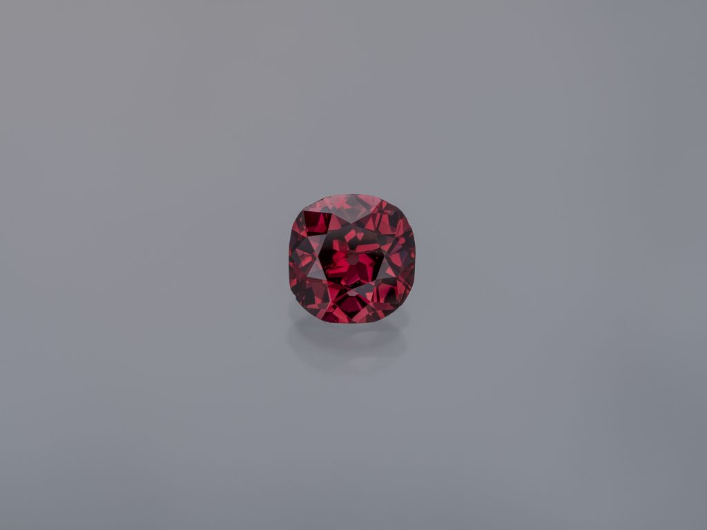 Natural red diamonds are among the rarest gemstones on Earth, and the Winston Red Diamond stands out as exceptional. At 2.33 carats, it ranks among the largest diamonds ever bestowed with the coveted “Fancy red” color grade by the Gemological Institute of America (GIA).